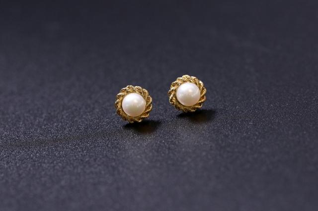 The Power of Choosing Earrings That Frame Your Face